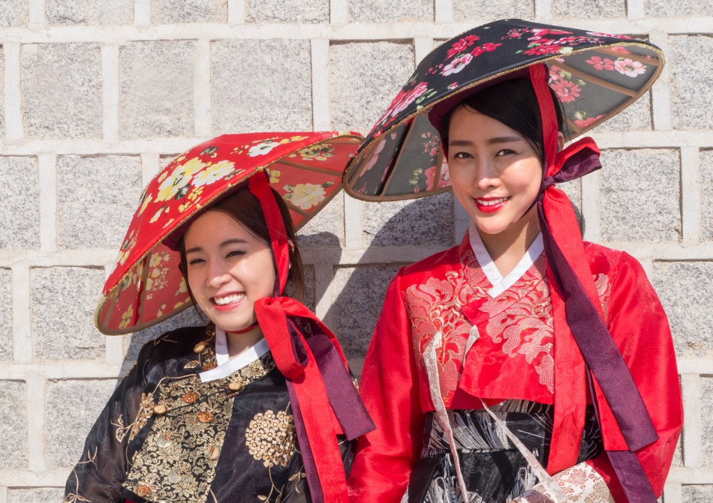2 Korean young ladies in national costume, Seoul, April 2017. #426